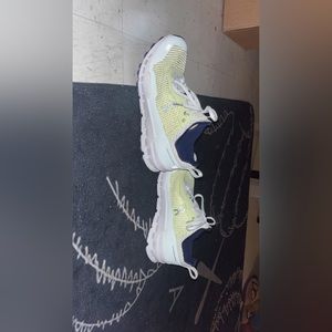 Men’s size 8.5 oncloud helion great condition